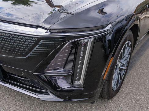 Used 2024 Cadillac Lyriq Sport AWD/4WD image 6
