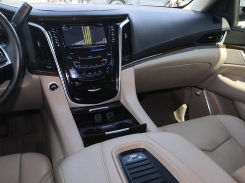 Used 2020 Cadillac Escalade ESV Premium Luxury RWD image 18