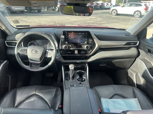 Used 2022 Toyota Highlander XLE image 28