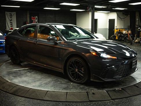 Used 2025 Toyota Camry SE image 5