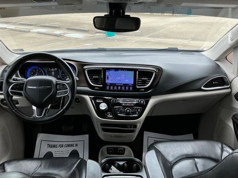 Used 2017 Chrysler Pacifica Touring-L w/ Tire & Wheel Group image 37