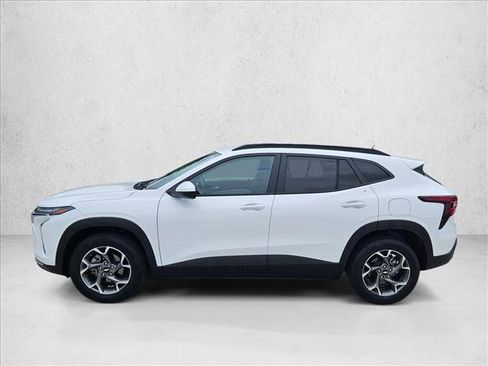 Used 2025 Chevrolet Trax LT w/ LT Convenience Package FWD image 9