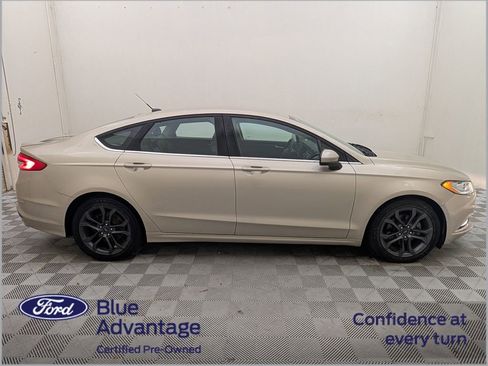 Used 2018 Ford Fusion SE w/ Equipment Group 201A FWD image 2
