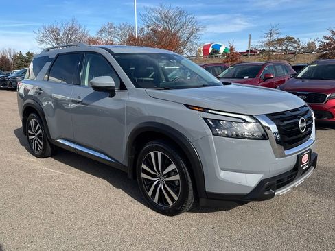 Used 2025 Nissan Pathfinder Platinum w/ Cargo Package image 12