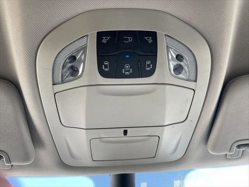 Used 2023 Chrysler Pacifica Touring-L FWD image 34