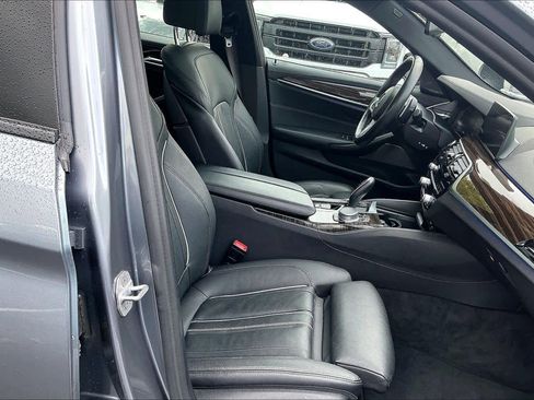 Used 2020 BMW M550i xDrive image 10