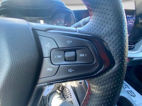 Used 2025 Chevrolet Trax RS FWD image 20