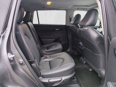 Used 2023 Toyota Highlander XLE image 28