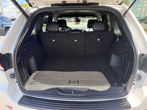 Used 2022 Jeep Grand Cherokee Laredo X RWD image 9