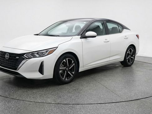 Used 2025 Nissan Sentra SV image 3