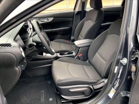 Used 2022 Kia Forte LXS image 8