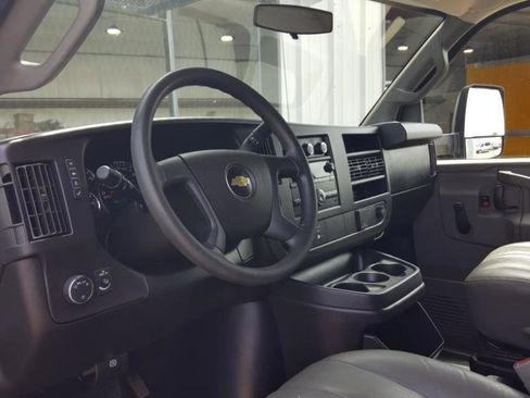 Used 2018 Chevrolet Express 3500 RWD image 14