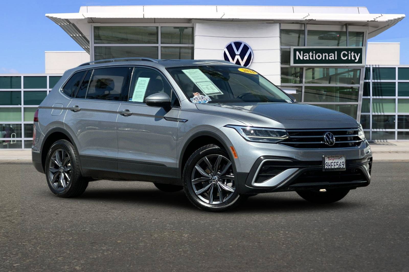 Used 2023 Volkswagen Tiguan SE w/ Panoramic Sunroof Package FWD image 2