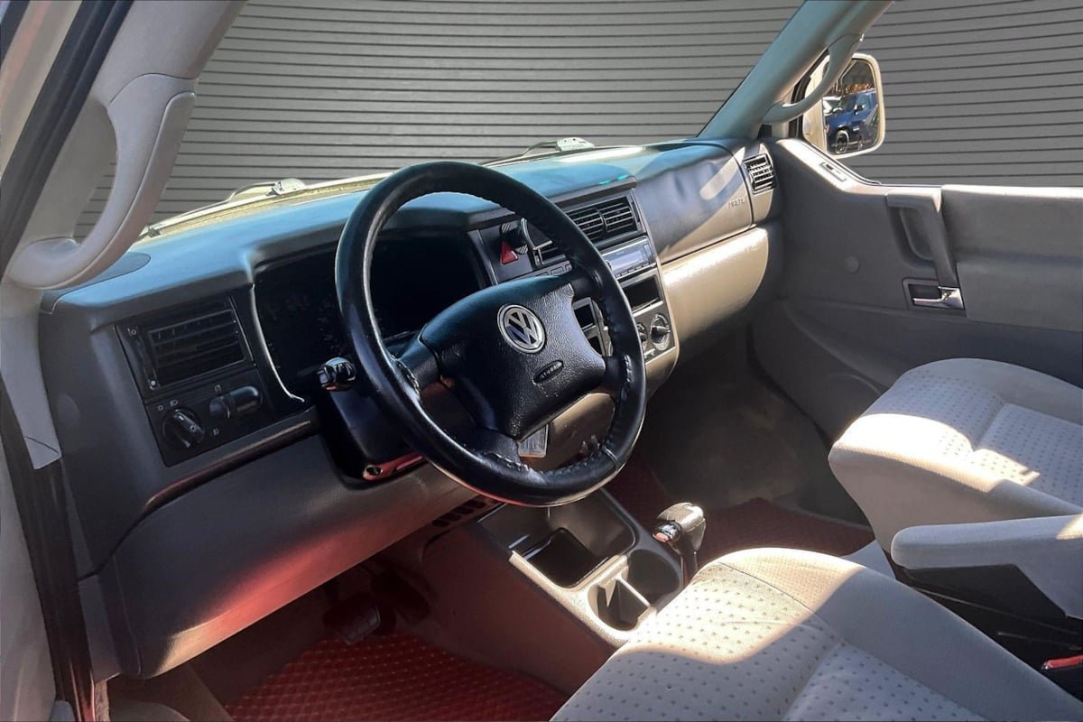 Used 2002 Volkswagen Eurovan MV FWD image 15