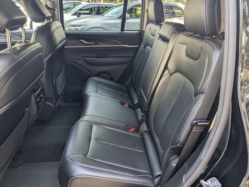 Used 2023 Jeep Grand Cherokee Limited image 19