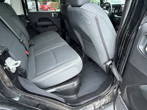 Used 2025 Jeep Wrangler Unlimited Sahara AWD/4WD image 21