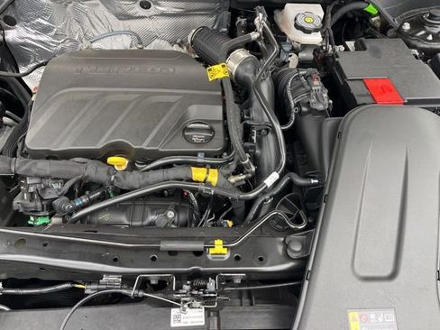 Used 2025 Chevrolet Trax RS w/ Sunroof Package image 28