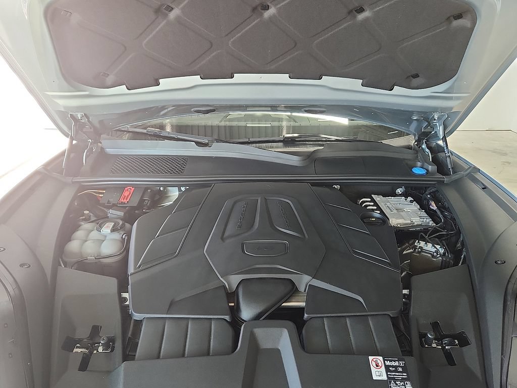 Certified 2025 Porsche Cayenne AWD/4WD image 28
