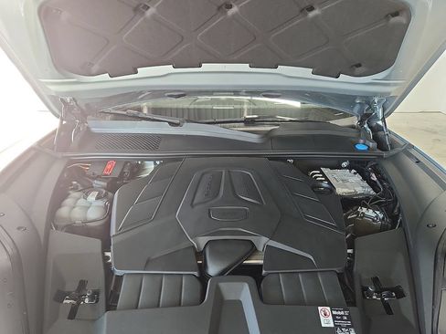 Certified 2025 Porsche Cayenne AWD/4WD image 28
