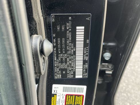 Used 2025 Toyota Highlander XSE AWD/4WD image 32
