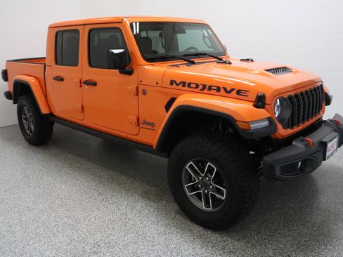 Used 2025 Jeep Gladiator Mojave w/ Convenience Group AWD/4WD image 4
