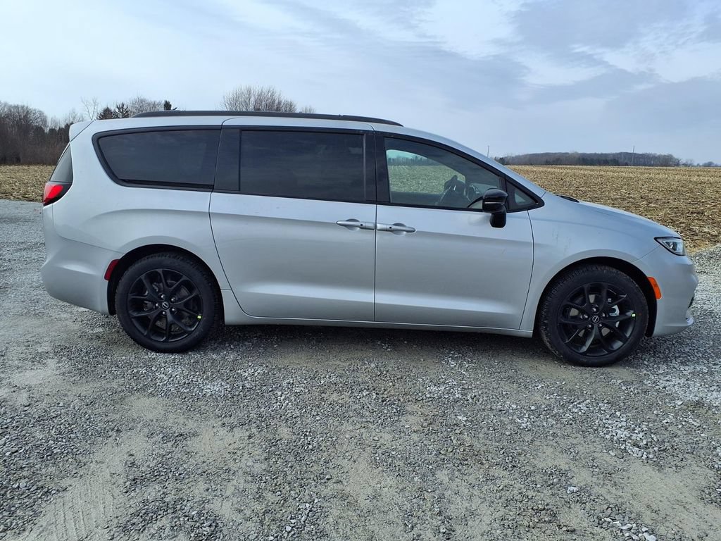 New 2026 Chrysler Pacifica Select w/ S Appearance Package FWD image 24