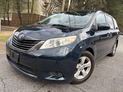 Used 2012 Toyota Sienna LE image 1