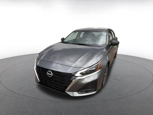 Used 2025 Nissan Altima 2.5 SV FWD image 7