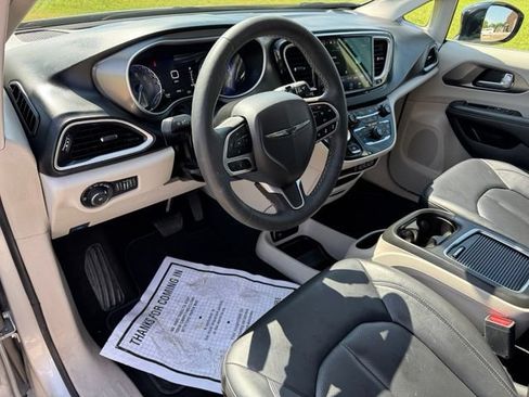 Certified 2024 Chrysler Pacifica Touring-L FWD image 14