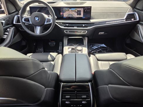 Certified 2025 BMW X7 xDrive40i w/ M Sport Package AWD/4WD image 13
