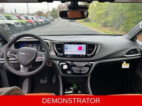 New 2026 Chrysler Pacifica Pinnacle AWD/4WD image 9