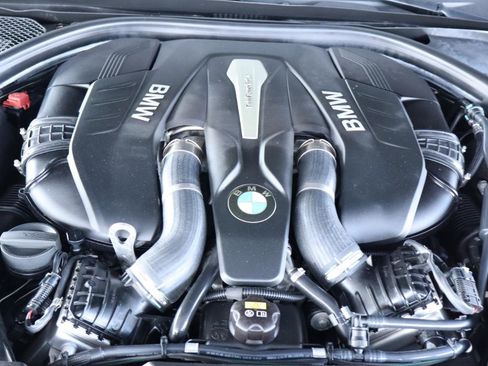 Used 2018 BMW 750i RWD image 41