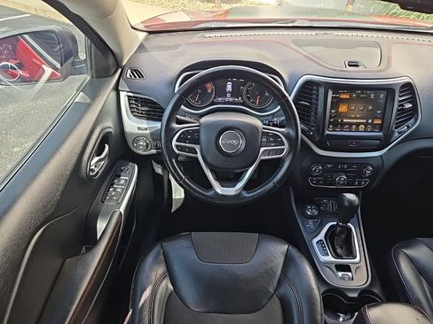 Used 2017 Jeep Cherokee Trailhawk w/ Comfort/Convenience Group AWD/4WD image 39