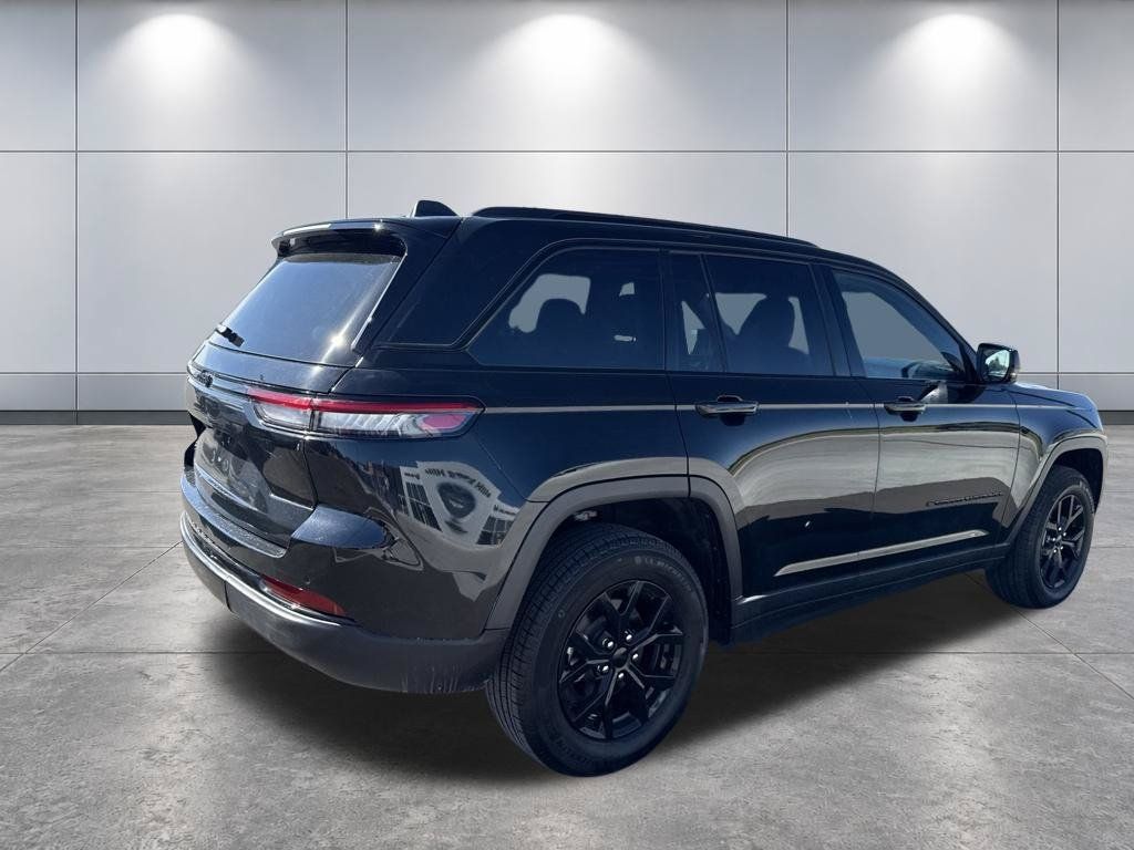 Used 2025 Jeep Grand Cherokee Altitude AWD/4WD image 35