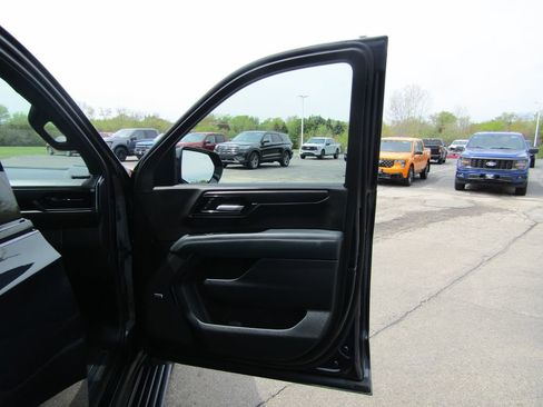 Used 2025 GMC Yukon XL AT4 w/ AT4 Premium Package AWD/4WD image 39