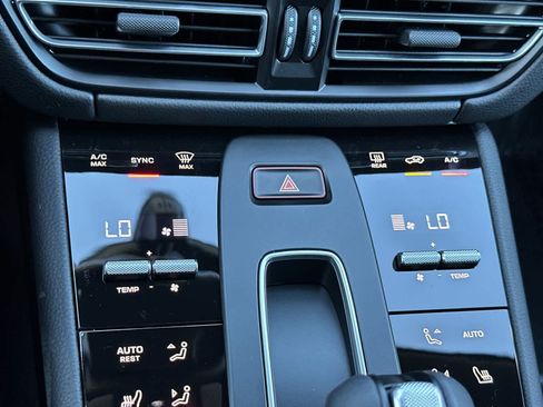 Certified 2025 Porsche Macan AWD/4WD image 22