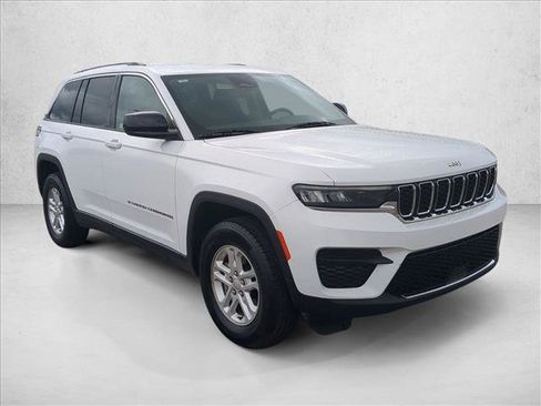 Used 2023 Jeep Grand Cherokee Laredo RWD image 3