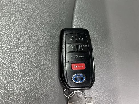 Used 2022 Toyota Sienna XLE w/ XLE Plus Package image 28