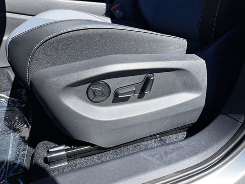 New 2025 Volkswagen Tiguan SE FWD image 35