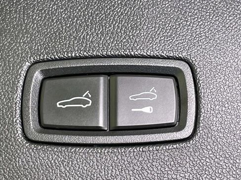 Used 2023 Porsche Cayenne Platinum Edition image 21