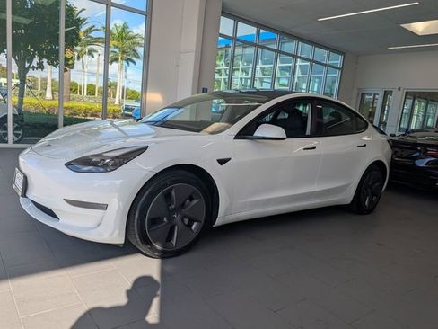 Used 2023 Tesla Model 3 Standard Range image 3