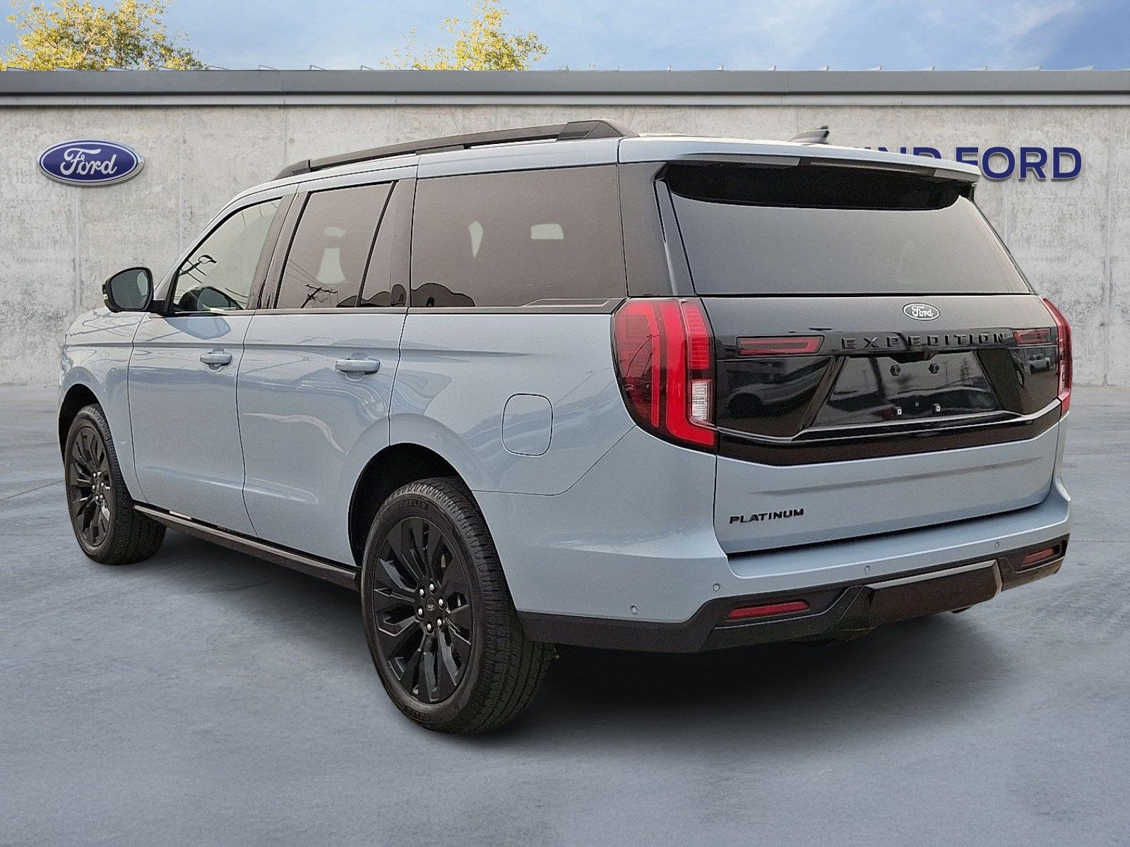 Certified 2025 Ford Expedition Platinum w/ Stealth Appearance Package AWD/4WD image 4