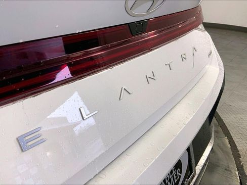 Used 2025 Hyundai Elantra Limited image 8