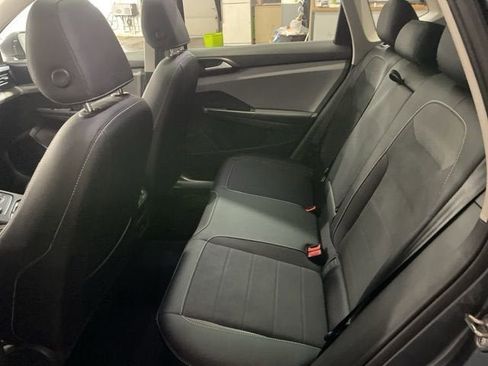 Certified 2022 Volkswagen Taos SE image 9