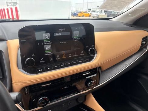 Used 2022 Nissan Rogue Platinum w/ Head-Up Display Package AWD/4WD image 18
