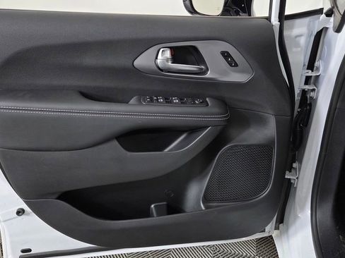 New 2026 Chrysler Pacifica Select image 14