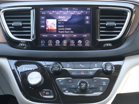 Used 2018 Chrysler Pacifica Touring-L Plus FWD image 13