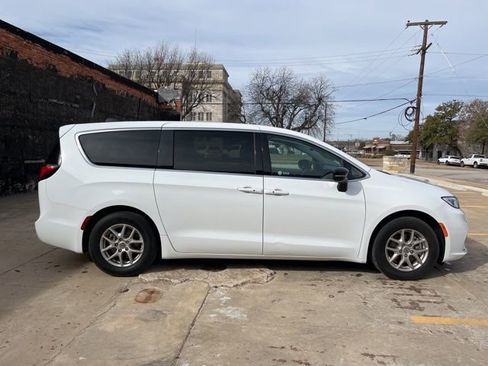 Used 2024 Chrysler Pacifica Touring-L image 7