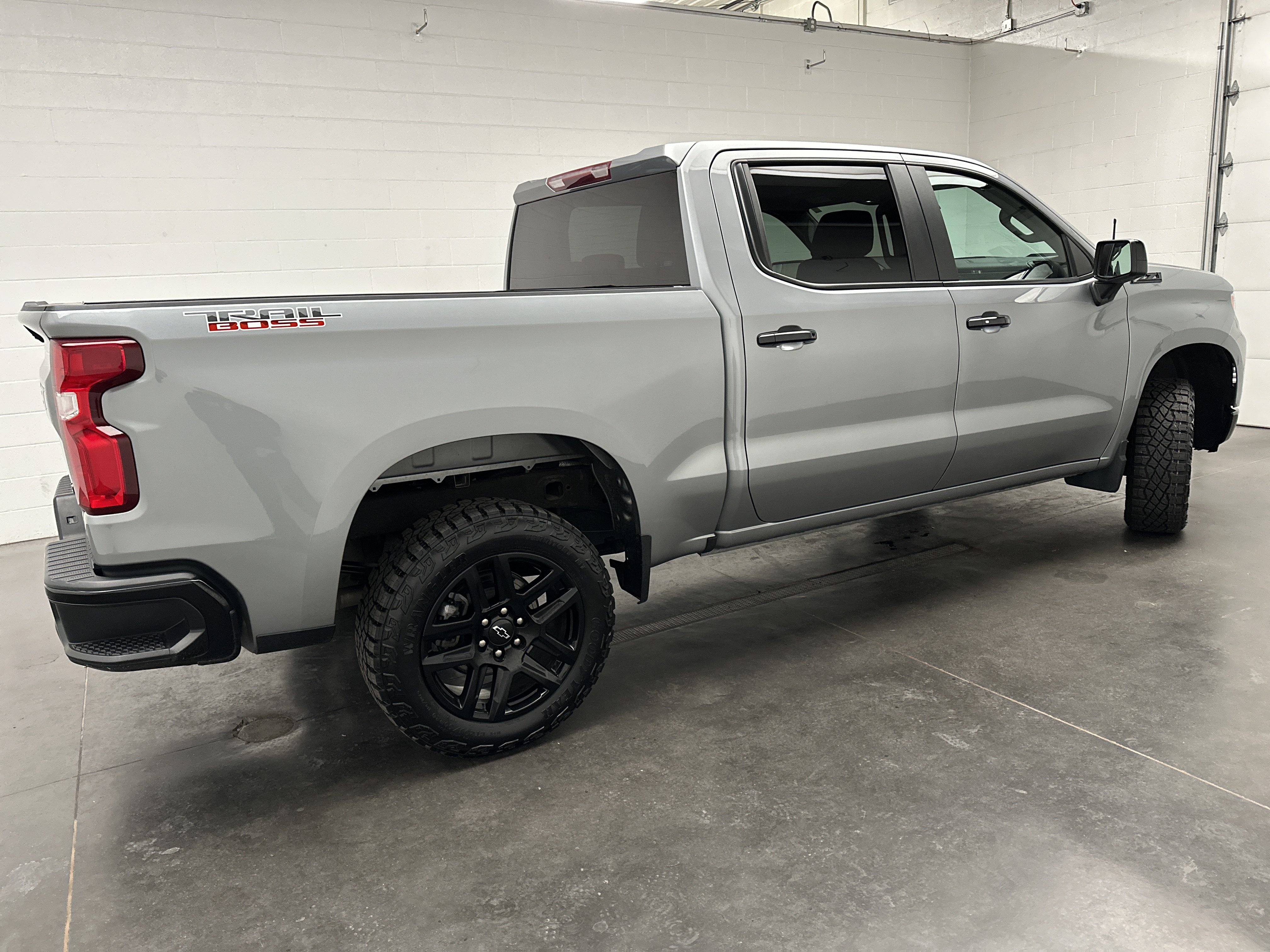 Used 2024 Chevrolet Silverado 1500 LT Trail Boss w/ LPO, Dark Essentials Package AWD/4WD image 9