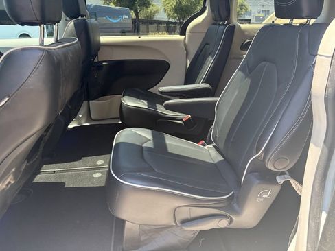 Used 2023 Chrysler Pacifica Limited FWD image 9